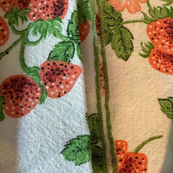 Vintage Strawberry Napkins Set Of 6 🍓 - Picture 6 of 10